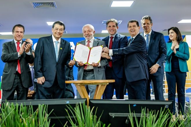 O presidente Lula (centro) e o presidente da Câmara, Hugo Motta (à direita), durante evento de sanção do PLP 108/2024 da Reforma Tributária | Ricardo Stuckert/PR