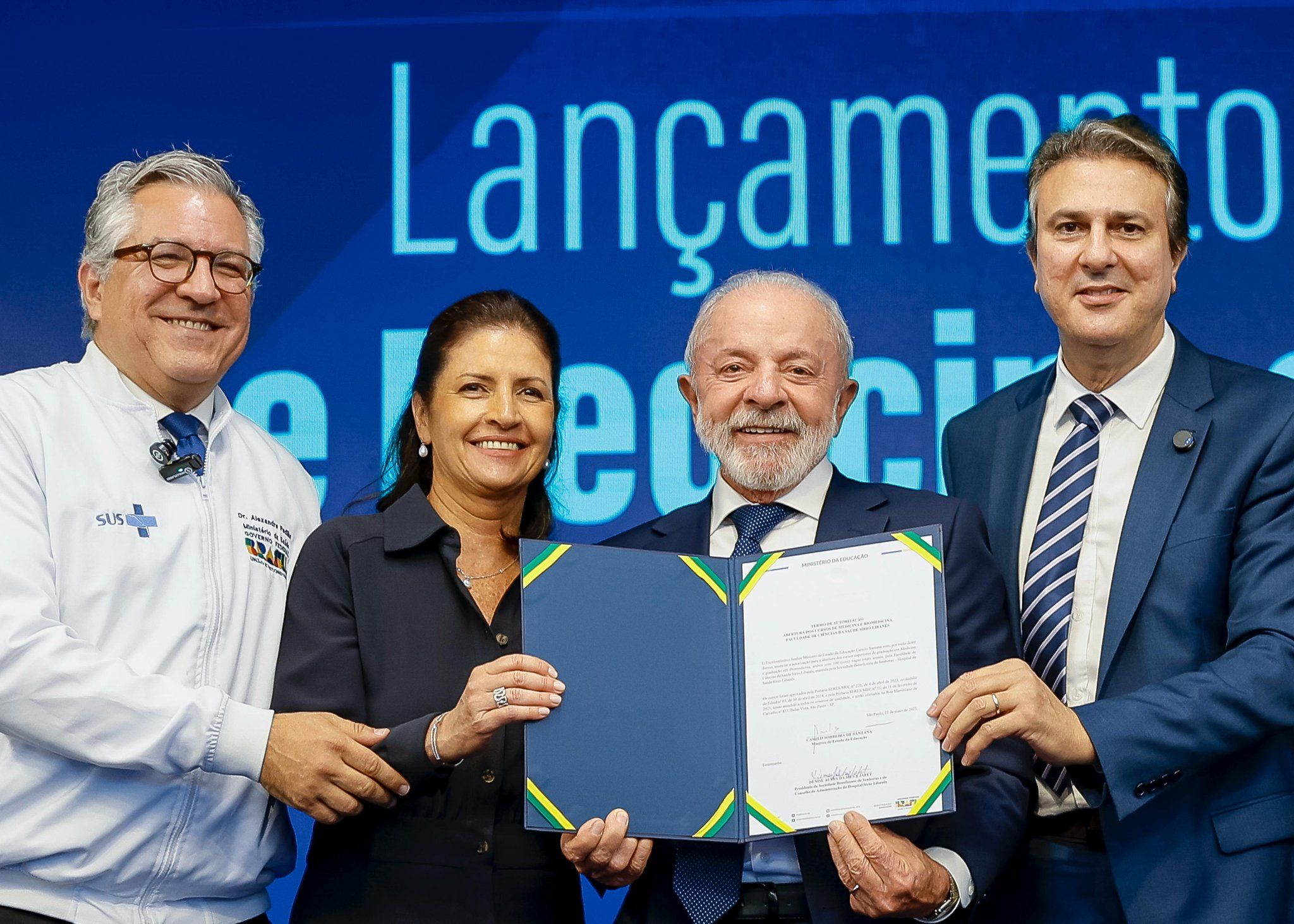 O presidente Lula e os ministros Alexandre Padilha e Camilo Santana posam junto com a presidente do Hospital Sírio-Libanês, Denise Jafet | Ricardo Stuckert/PR