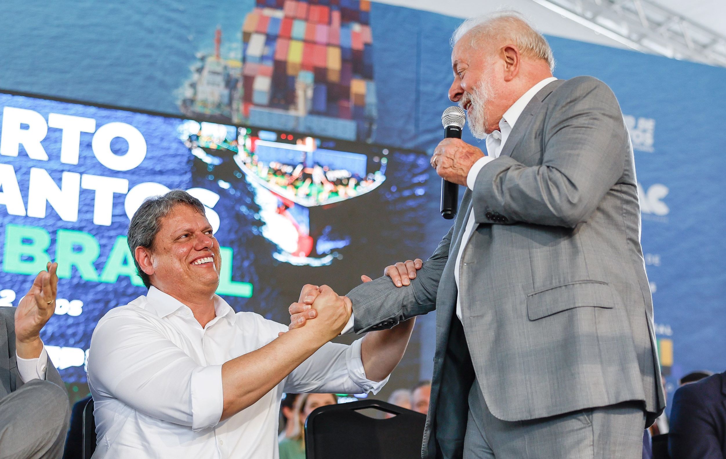 Presidente da República, Luiz Inácio Lula da Silva, e o governador Tarcísio de Freitas durante cerimônia em comemoração aos 132 anos do Porto de Santos e Anúncio de Investimentos no Túnel Submerso Santos-Guarujá. Foto: Ricardo Stuckert / PR