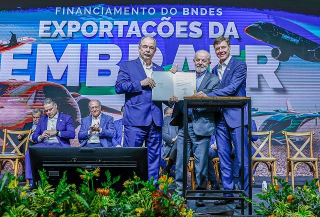 Governo anuncia financiamentos bilionários do BNDES para rodovias e Embraer