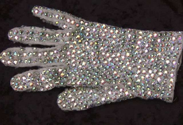 Luva icônica de Michael Jackson vai a leilão nos EUA com lance inicial de US$ 50 mil Luva icônica de Michael Jackson vai a leilão nos EUA com lance inicial de US$ 50 mil