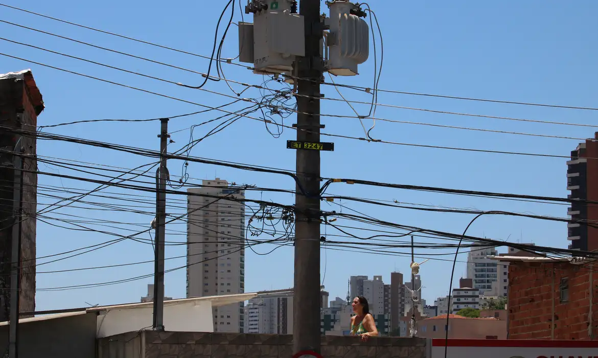 Falha em transmissão deixa mais de 700 mil casas sem luz em São Paulo por mais de 48h | Rovena Rosa/Agência Brasil