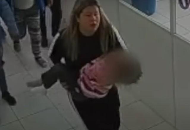 mãe da menina levando a criança