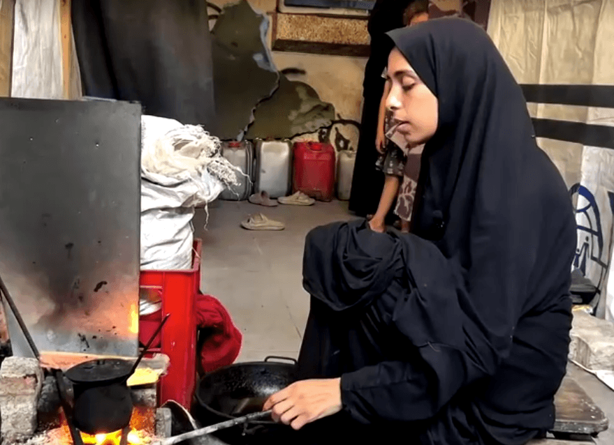 Samah Matar tem seis filhos e vive em um abrigo na Cidade de Gaza | Reuters