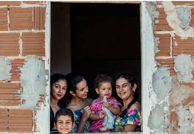 mães e filhos em janela