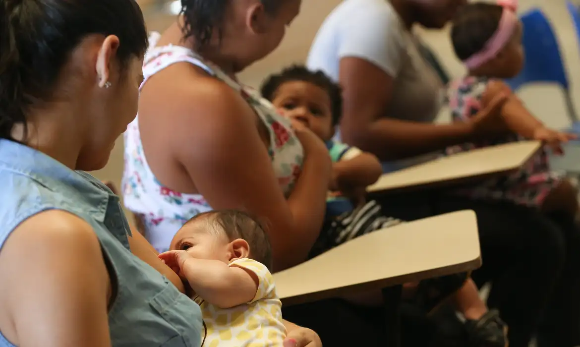 Afazeres domésticos criam jornada de trabalho dupla para oito a cada dez mulheres