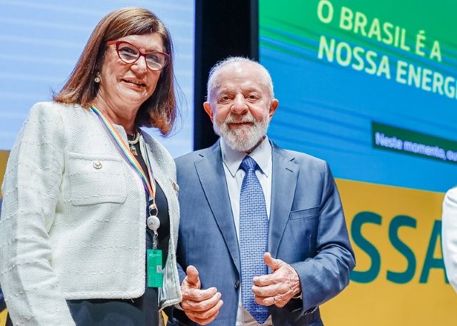 Magda Chambriard e Lula durante a posso dela na Petrobras (Ricardo Stuckert/PR)