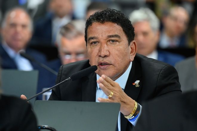 Técnica de enfermagem diz estar com medo e que tapa de Magno Malta foi “muito forte”