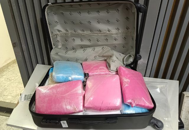 Travesseiros com a droga estavam dentro de malas | Foto: PF