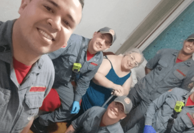 Mamma Bruschetta publicou selfie ao lado dos bombeiros que a ajudaram após sofrer uma queda em casa | Foto: Reprodução/Instagram/@mammabruschetta
