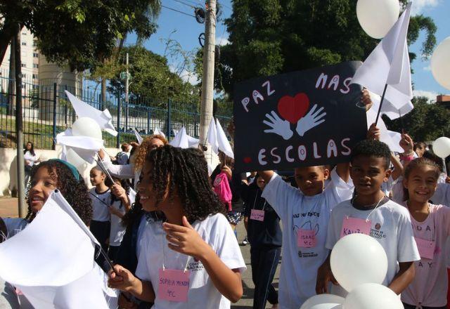 manifestação de crianças pedindo paz nas escolas