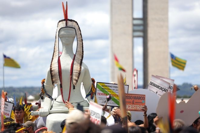 Indígenas carregam uma réplica da Estátua da Justiça durante manifestação em Brasília | Fabio Rodrigues-Pozzebom/Agência Brasil