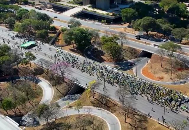 PolíticaManifestantes pró-Bolsonaro se reúnem em várias capitais do Brasil Manifestações foram organizadas pelo desembargador Sebastião Coelho, também advogado de Filipe Martins, e pela deputada federal Bia Kicis