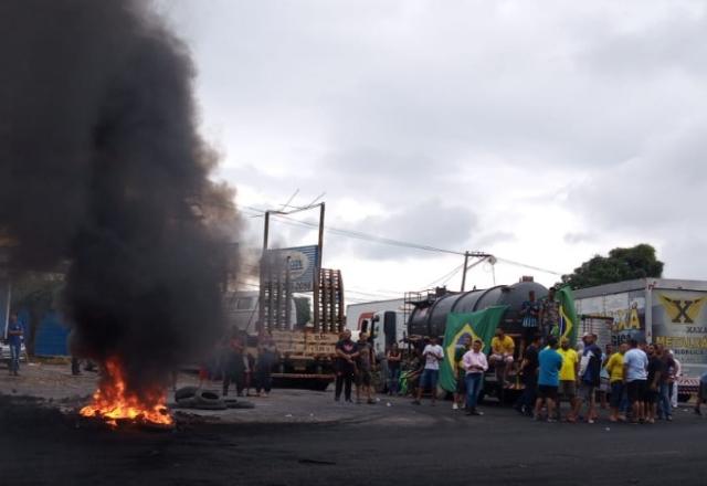 manifestantes colocam fogo em rodovia
