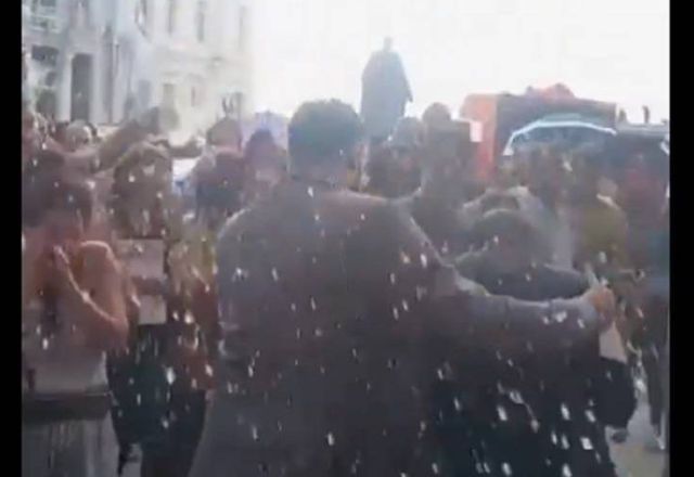 Vereador toma "banho" de manifestantes ao aprovar reajuste de servidores em Salvador