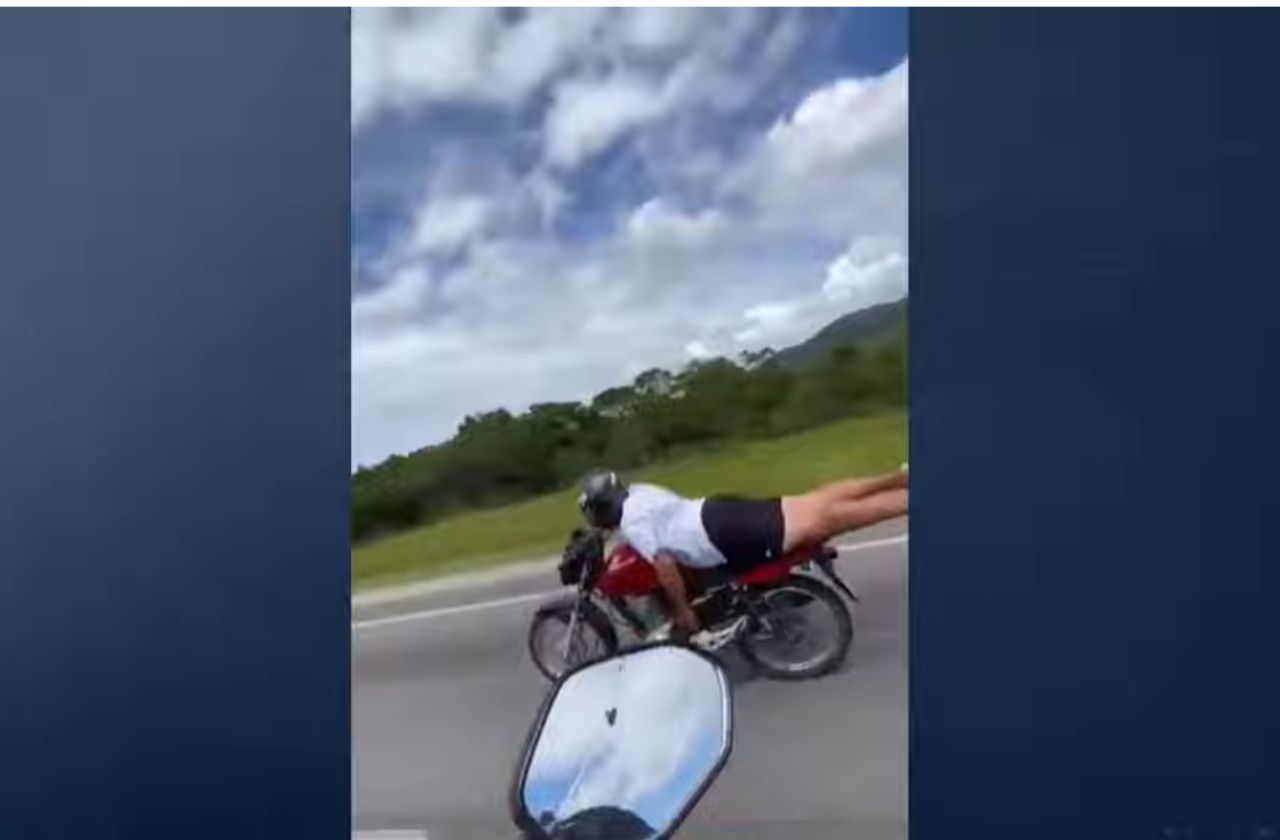 Motociclista colide com carro e cai após manobra “Superman” em SC