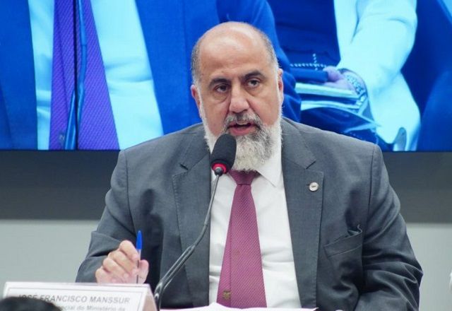 José Francisco Cimino Manssur fala ao microfone na CPI das apostas, na Câmara (Will Shutter/Câmara dos Deputados)