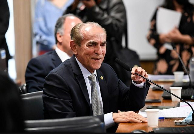 Marcelo Castro fala ao microfone (Reprodução/Agência Senado)