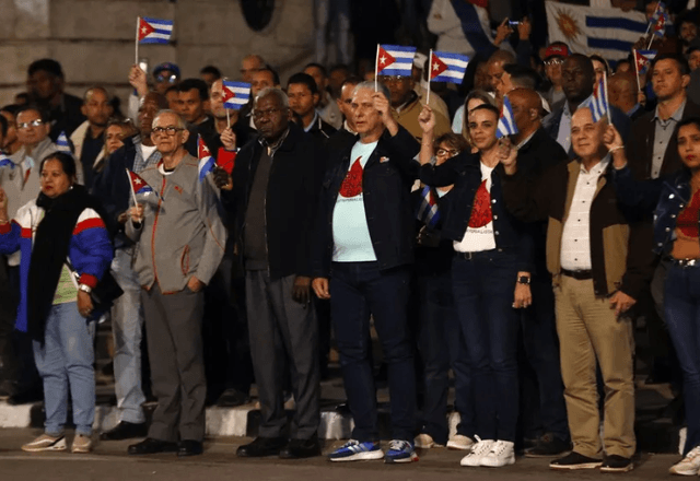 O presidente cubano Miguel Díaz-Canel participa da Marcha das Tochas nesta terça-feira em Havana, Cuba | Foto: reprodução/EFE