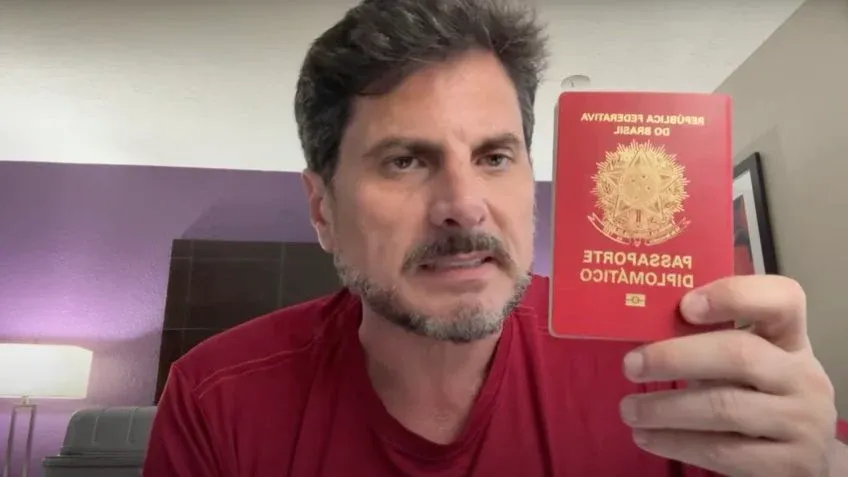 Na imagem, Marcos do Val mostrando passaportes em vídeo para o Youtube. Reprodução/ Youtube. 