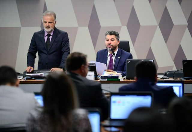 Marcos Rogério fala ao microfone em sessão da CCJ (Pedro França/Agência Senado)