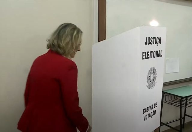 Maria do Rosário, candidata à prefeitura de Porto Alegre, chega para votar | SBT
