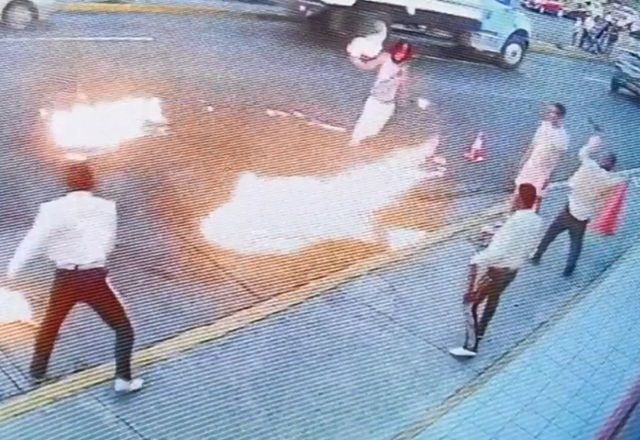 "Engolidor de fogo” foi levado à delegacia e uma faca foi apreendida | Reprodução