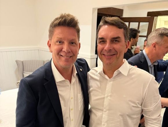 Mário Frias (à esquerda) e Flávio Bolsonaro (à direita) | Reprodução/Facebook Mario Frias