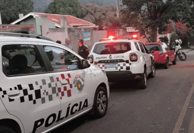 Polícia Militar em casa, onde marido, esposa e sogra foram encontrados mortos em Atibaia | Reprodução