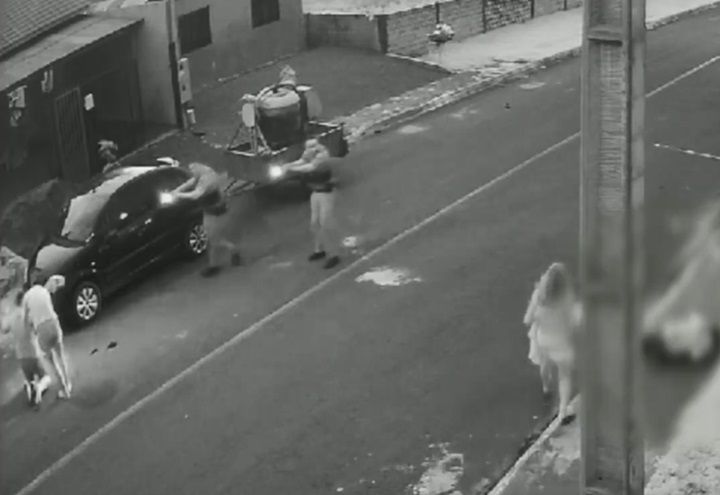 Homem é morto por vizinho na frente da polícia