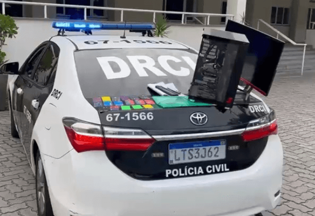 Material apreendido pela Polícia Civil do RJ com suspeito de extorquir mulheres com imagens íntimas roubadas | Reprodução