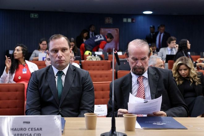 Mauro Cid e seu advogado Cezar Roberto Bitencourt no STF, durante interrogatórios dos réus da ação penal sobre a tentativa de golpe de Estado | Ton Molina/STF