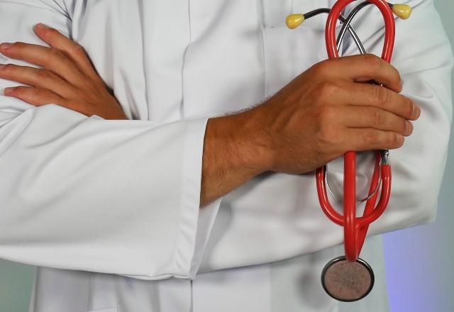 médico