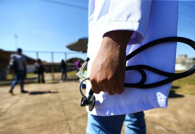 médico segurando um estetoscópio