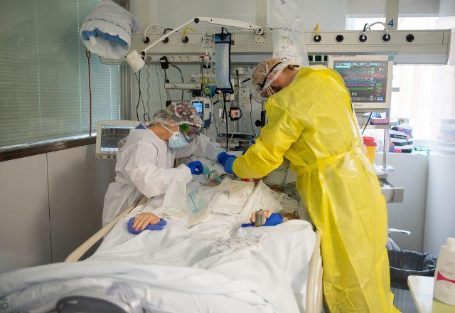 médicos atendendo um paciente infectado com covid