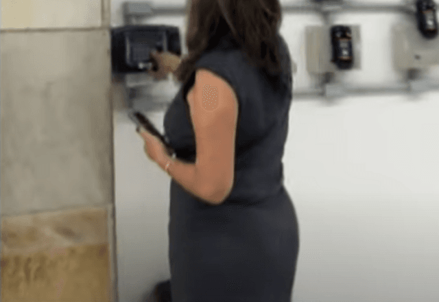 Médica batendo o ponto e indo embora | Reprodução/Primeiro Impacto
