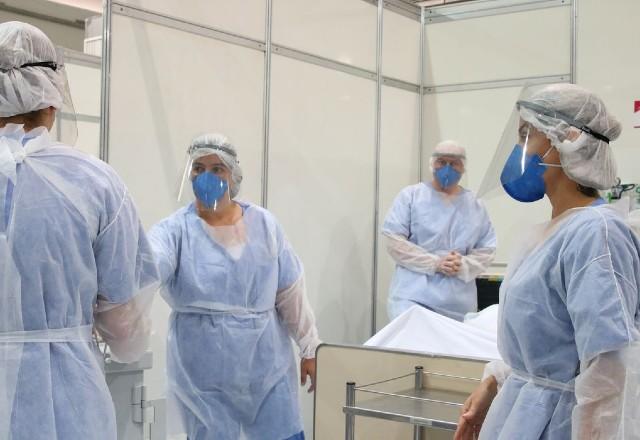 médicos em hospital