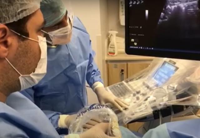médicos realizando um procedimento