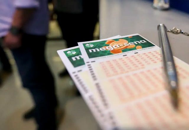 Caneta sobre cartelas de aposta da Mega-Sena (Marcelo Camargo/Agência Brasil)