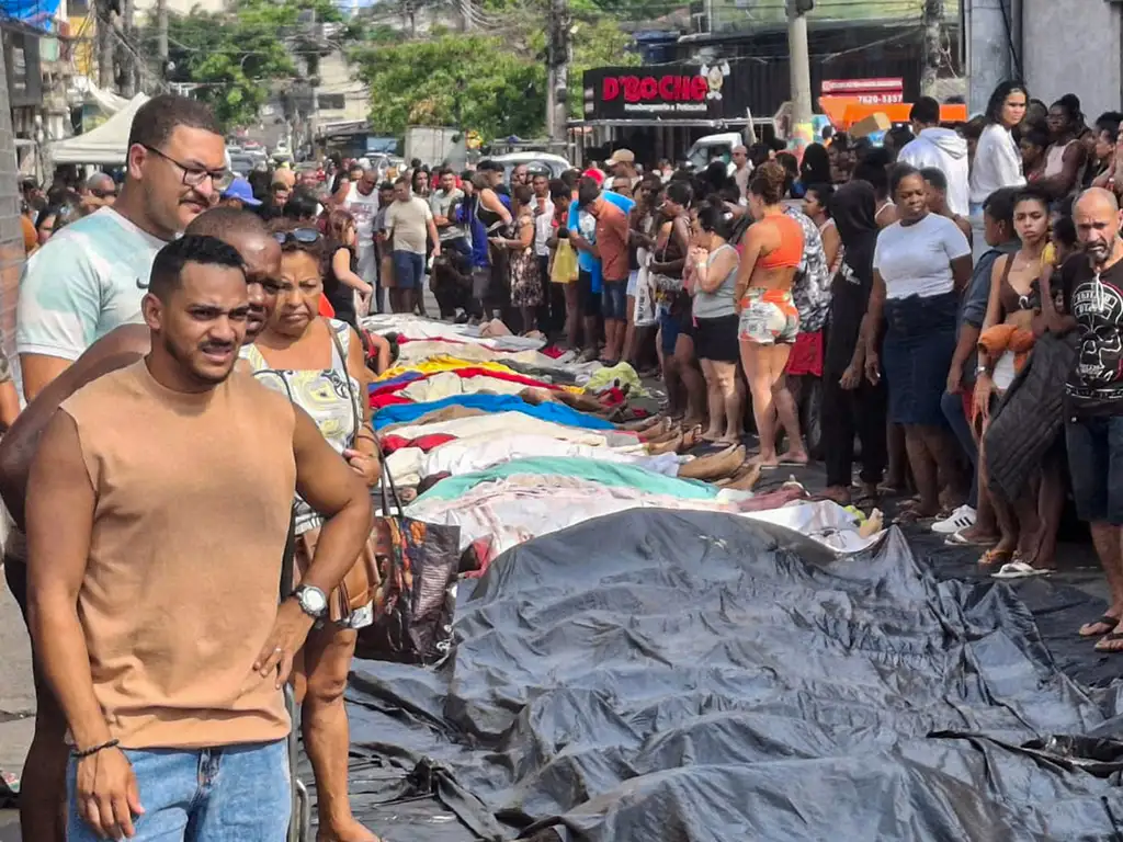 Dezenas de corpos levados por moradores para praça na Penha, zona norte do Rio de Janeiro, após ação policial | Eusébio Gomes/TV Brasil
