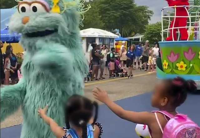 menina negra é ignorada por personagem