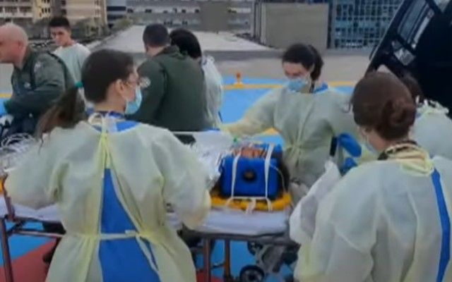 Veja momento em que menina resgatada em queda de helicóptero em SP chega ao hospital