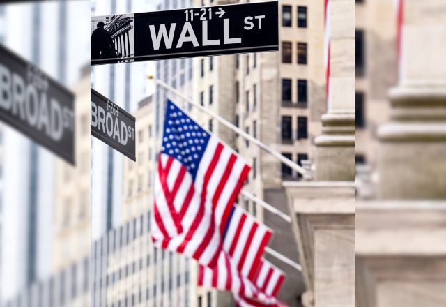 Wall Street, considerada o coração histórico do atual Distrito Financeiro da cidade de Nova Iorque | Reprodução/Freepik