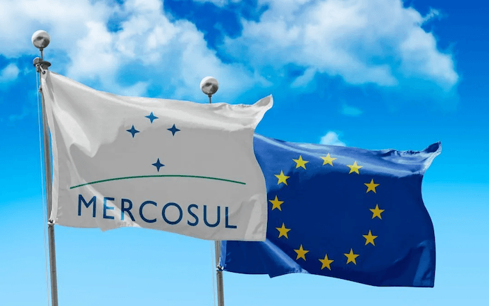 Na imagem, bandeiras do Mercosul e da União Europeia | Reprodução