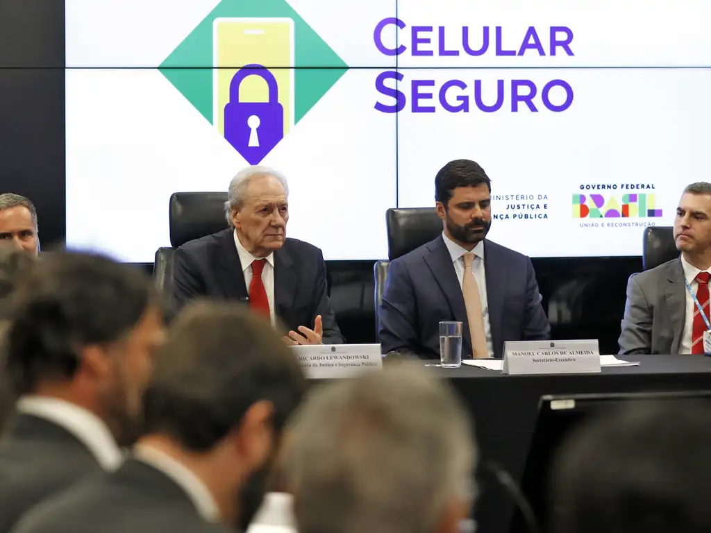O ministro da Justiça Ricardo Lewandowski e o secretário-executivo Manoel Carlos de Almeida durante cerimônia de lançamento do Celular Seguro. Foto: Bruno Peres/Agência Brasil