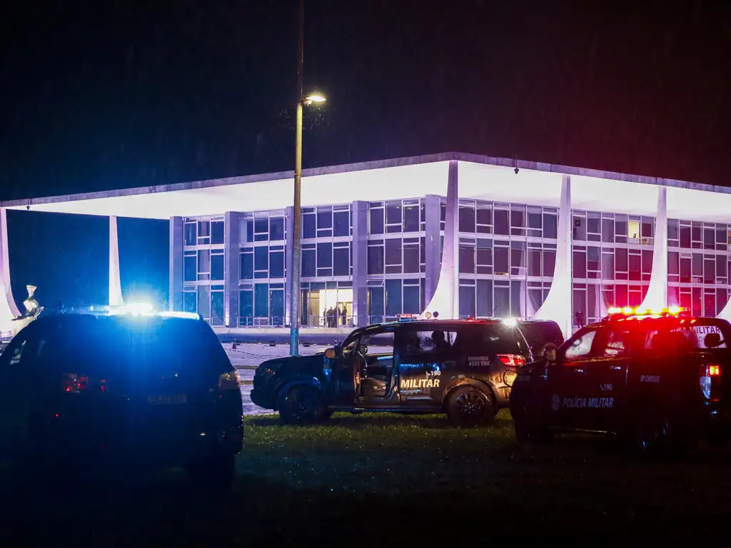 Policiais fazem perícia no corpo de Francisco Wanderley Luiz, de 59 anos, em frente ao STF - Fabio Rodrigues-Pozzebom/Agência Brasil