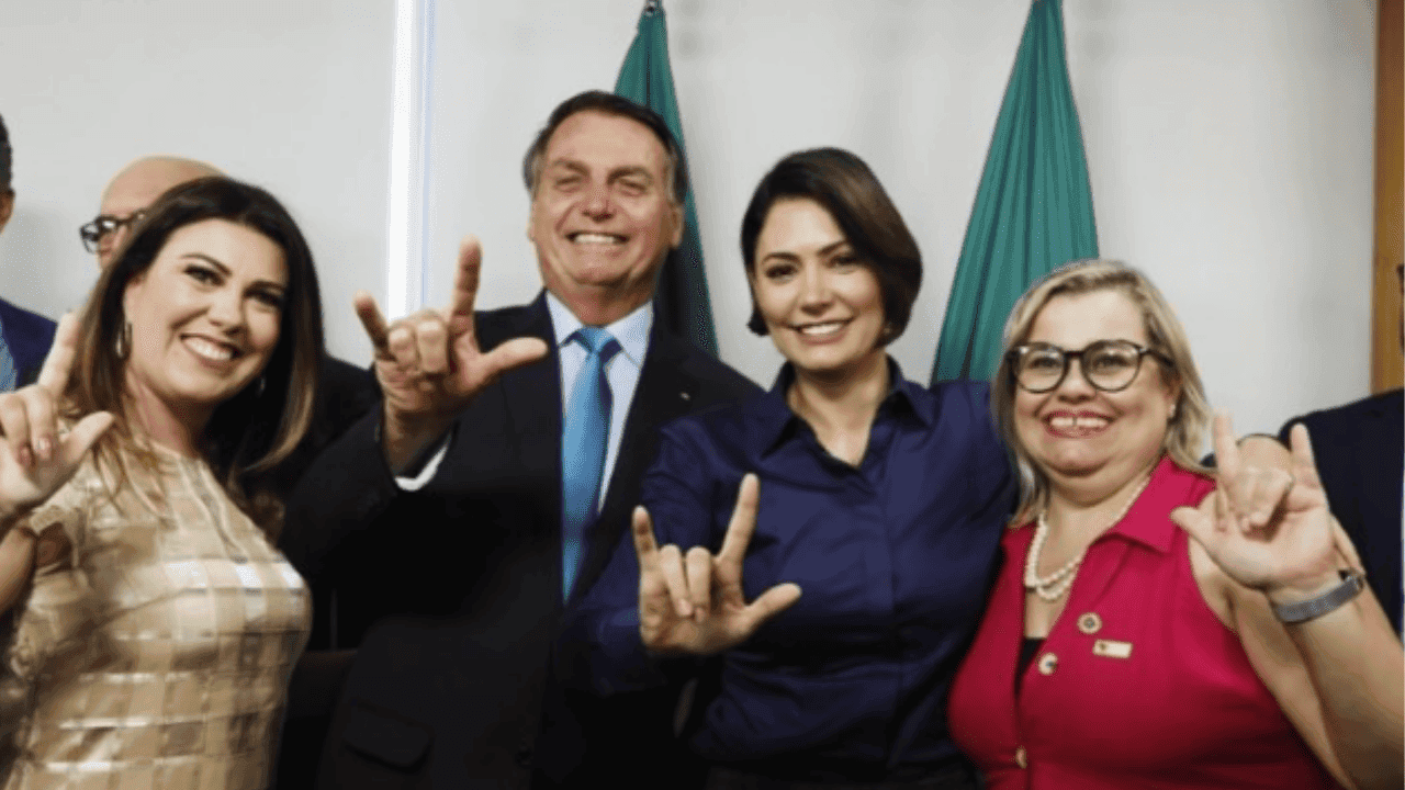 Michelle diz que política de surdos é legado de Bolsonaro Michelle diz que política de surdos é legado de Bolsonaro