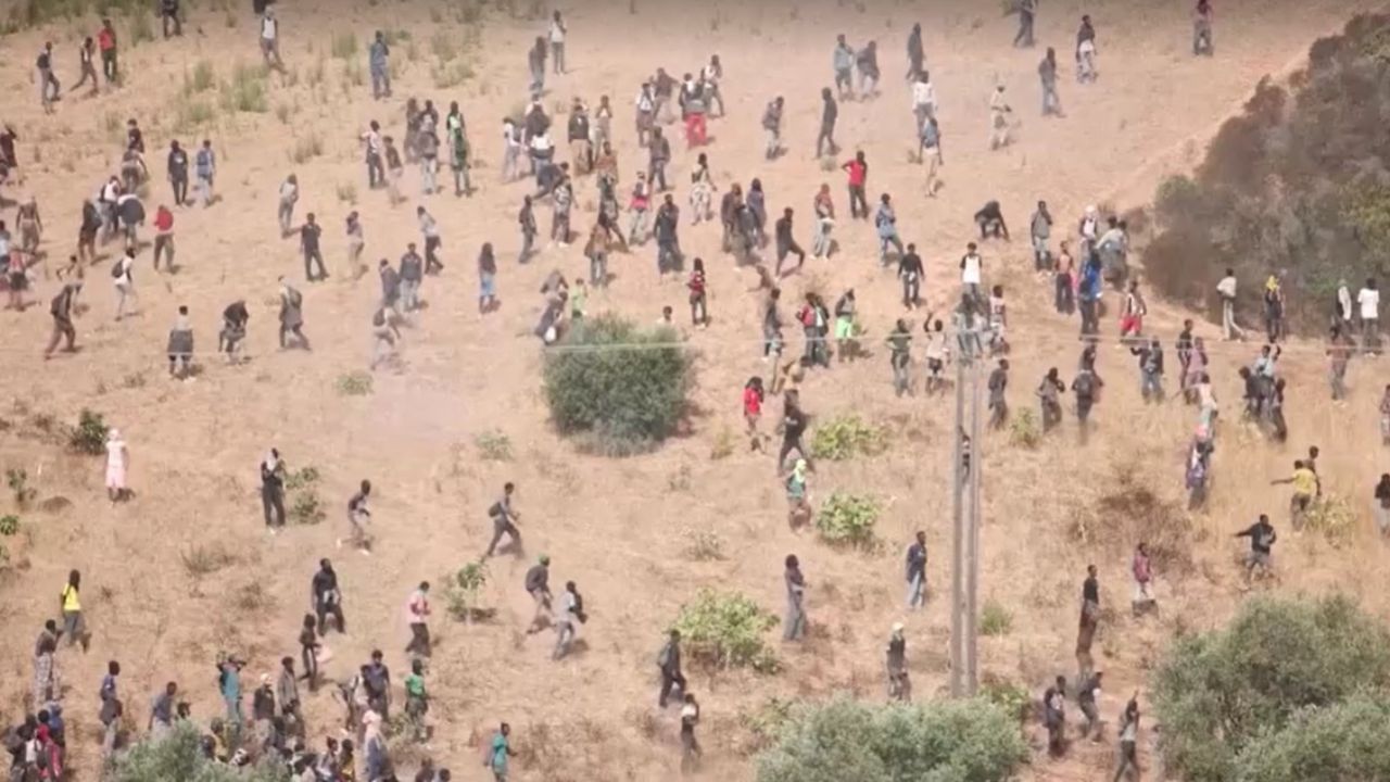 Migrantes tentam atravessar a fronteira entre Marrocos e Ceuta, território espanhol no norte da África | Reprodução/Reuters