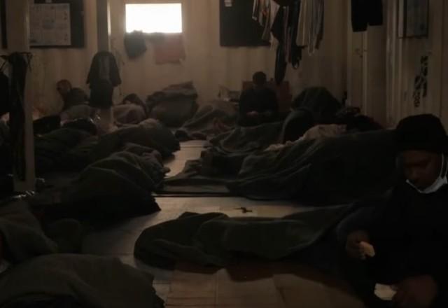 migrantes em navio