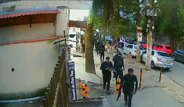 Traficantes e milicianos trocam tiros em conflito pelo controle da comunidade da Muzema, no Rio de Janeiro Traficantes e milicianos trocam tiros em conflito pelo controle da comunidade da Muzema, no Rio de Janeiro